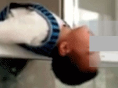 Clip: Bé 3 tuổi nằm chênh vênh trên gờ cửa sổ vì một lý do khiến người người 