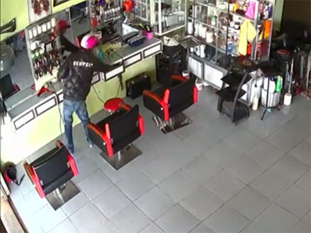 Thanh niên vô tư lục lọi, trộm điện thoại trong salon tóc