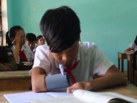 Cảm phục cậu bé cụt tay viết ước mơ bằng ống nhựa