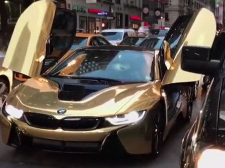 Chặn đường chụp hình, ngôi sao YouTube bị đập vỡ kính BMW i8