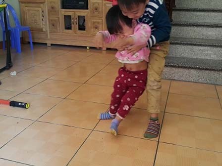 Đi chữa viêm phổi, bé gái 2 tuổi bất ngờ bị liệt hoàn toàn chân phải
