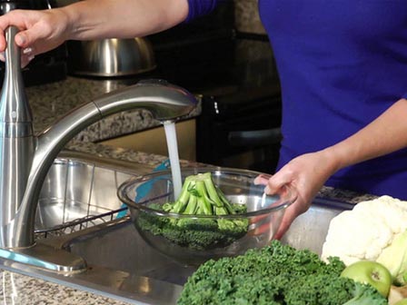 Bà mẹ ác quỷ quấn nilon vào đầu con trai rồi bỏ mặc trong rừng cả đêm, lý do khiến ai nghe thấy cũng giận run người-5