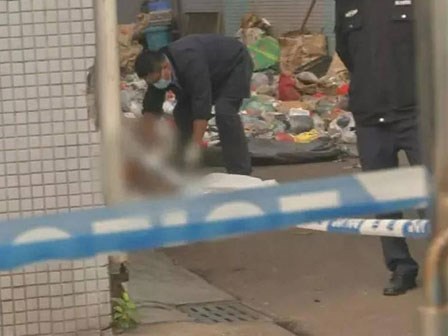 Cặp đôi 18 tuổi tự sinh con ở nhà rồi thẳng tay vứt vào thùng rác khiến dư luận phẫn nộ