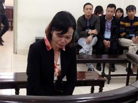 Cô gái nhận cái kết đắng vì xách giúp trai lạ hộp bánh