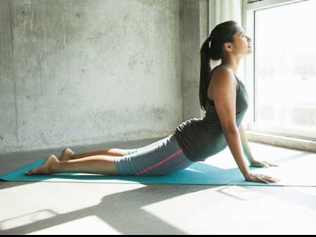 Chỉ cần nằm trên giường, bạn đã có 5 bài tập giúp giữ mãi vóc dáng siêu chuẩn