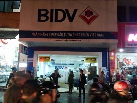 Dùng súng đồ chơi tấn công ngân hàng, cướp 700 triệu đồng