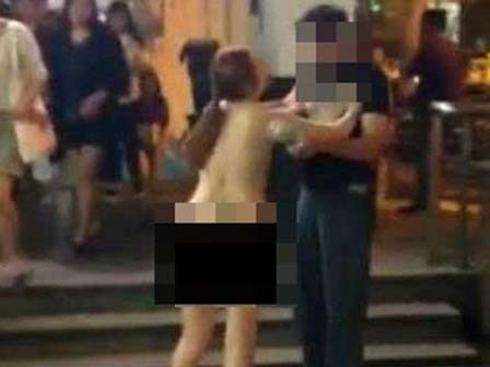 Lột trần bạn gái giữa đường vì bị chia tay