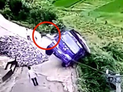 Thót tim cảnh người đàn ông lao ra ngoài ngay trước khi chiếc ô tô lật nhào xuống vách núi