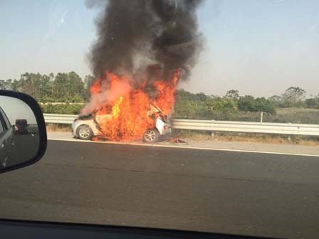 Tài xế bật khóc bên ô tô bốc cháy ngùn ngụt