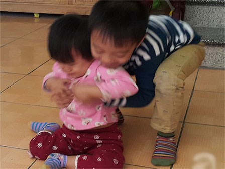 Trẻ bỗng dưng hai chân bị liệt: Cha mẹ cần cảnh giác nếu trẻ có biểu hiện giảm vận động chân