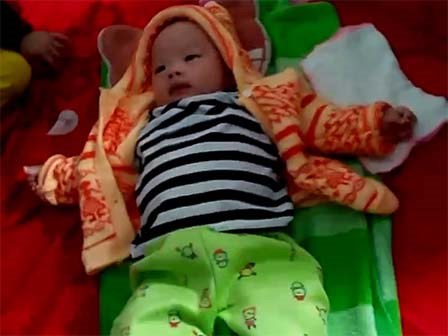 Vợ chồng già nhặt được bé trai 3 tháng tuổi đẹp như thiên thần trước cổng nhà
