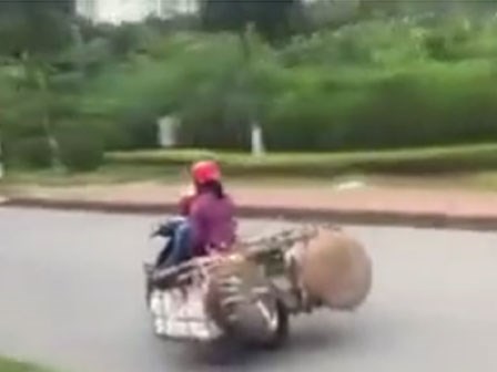 Clip: Hai người phụ nữ phóng xe gây nhiều 