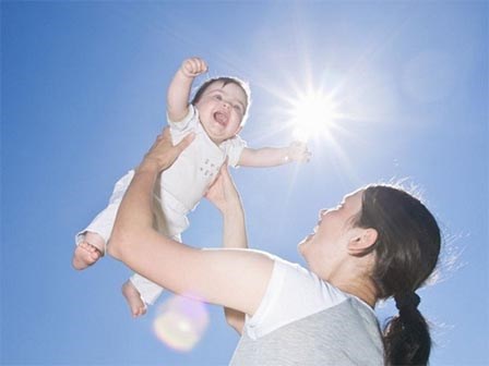 Sự thật giật mình về chuyện tắm nắng cho trẻ sơ sinh: Hại nhiều hơn lợi