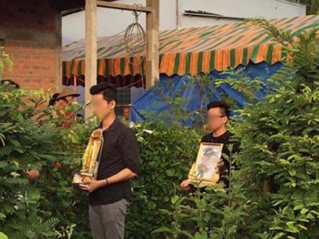 Câu chuyện xúc động đằng sau bức ảnh chàng trai lặng lẽ cầm di ảnh người yêu đã mất