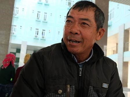 Phải chăm vợ ốm suốt 2 năm trong viện, bác tài vẫn chạy xe miễn phí cho bệnh nhân nghèo