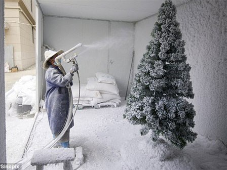 Nữ công nhân làm việc 14 giờ/ngày để sản xuất những món đồ Noel cho cả thế giới