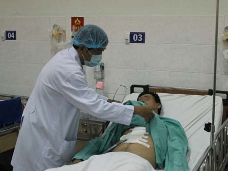 Dự tiệc liên hoan, bị đâm thủng tim mà không biết… vì sao