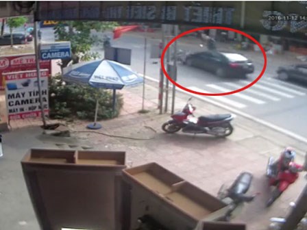 Clip: Đi lấn làn, ô tô đâm trực diện, hất tung người đi xe máy lên cao