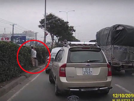 2 người đàn ông bỗng dừng xe giữa đường và hành động gây bức xúc sau đó