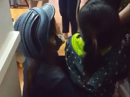 Mẹ bị bắt quả tang ăn trộm, con nhỏ cúi lạy khóc