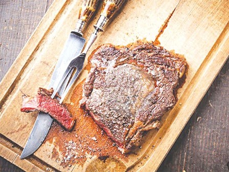 Dùng thớt gỗ thái thịt dễ gây ngộ độc thực phẩm?