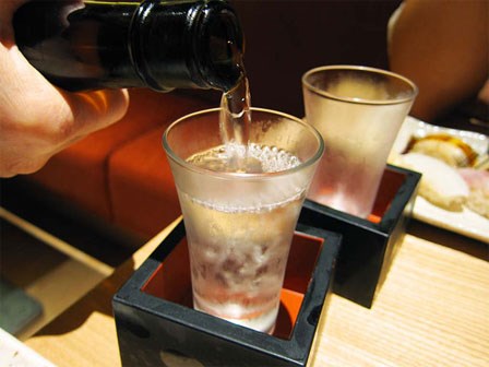 Uống rượu rất hại nhưng uống kiểu này càng 