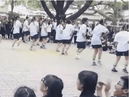 Khán giả đứng ngồi không yên với bài múa 
