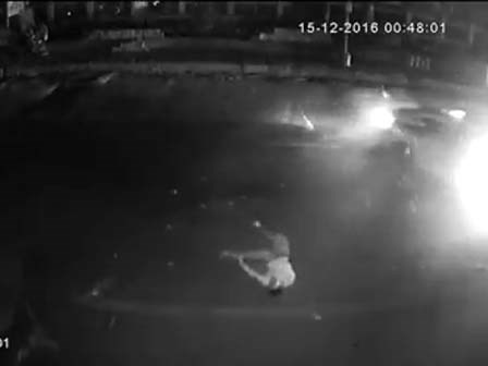 Nam thanh niên bị hất văng ra đường sau cú tông kinh hoàng với xe ô tô