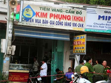 Bịt mặt, nổ súng cướp tiệm vàng rúng động Tây Ninh
