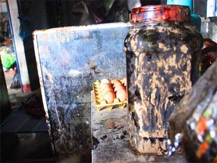 Lũ rút đi, dầu nhớt ở lại