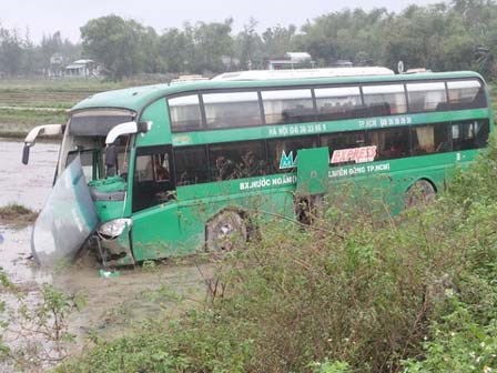 Xe khách lao xuống ruộng, hàng chục hành khách la hét hoảng hốt