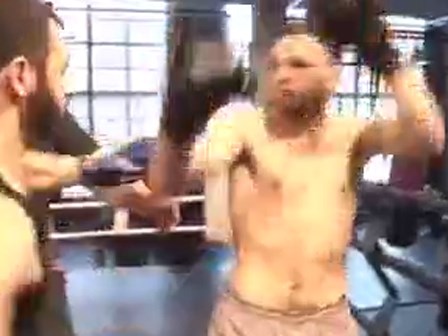 Pha chơi xấu và màn “đánh hội đồng” dở khóc dở cười tại giải MMA
