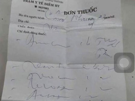 Đơn thuốc có 1 - 0 - 2 với những nét chữ kí tự kiểu... 'con giun'