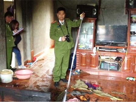 Bố đi nhậu về khóa cửa đốt nhà, hai con gái bị bỏng nặng