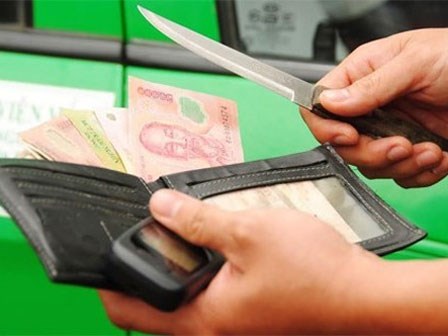 Chỉ bằng 1 câu nói, tài xế taxi đã khiến tên trộm hung hăng buông dao
