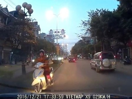 Chạy xe ngược chiều, người phụ nữ gặp ngay tài cứng và cái kết ngượng ngùng