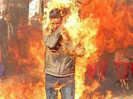 Bệnh viện trả thi thể em bé, gia đình phẫn nộ khi thấy hình nộm trong quan tài-3