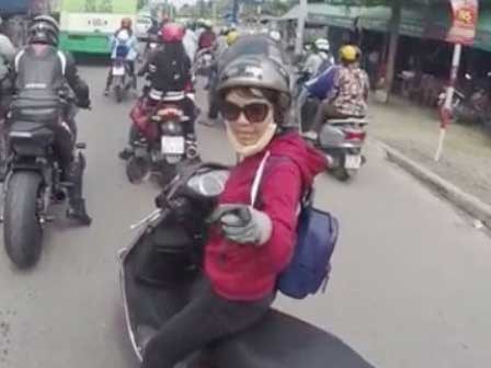 Dân mạng tranh cãi chuyện cô gái mắng xế chạy xe phải có não