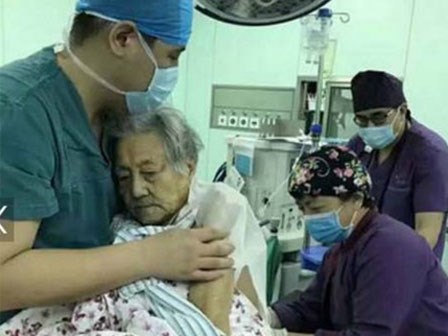 Ôm bệnh nhân 102 tuổi suốt ca phẫu thuật, bác sĩ gây xúc động mạnh