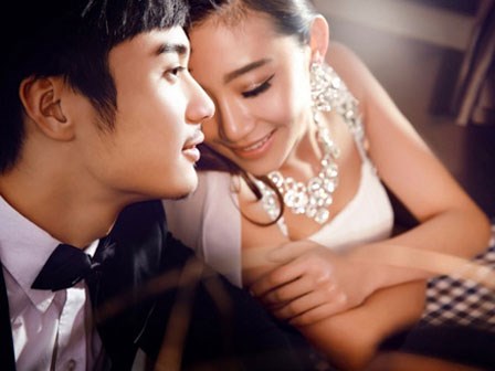 Nửa đêm nhận tin nhắn: “Em đang ngủ với sếp”, tôi cũng chỉ biết cắn răng chấp nhận