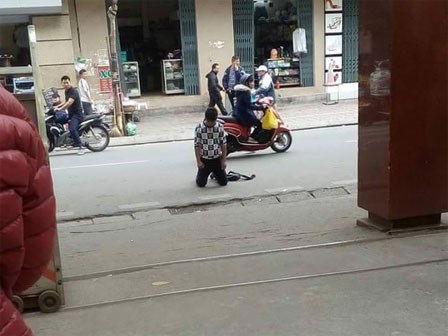 Quỳ gối trước cổng trường ĐH, chàng trai gây chú ý nhất ngày hôm nay