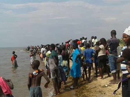 NÓNG: Thuyền chở một đội bóng chìm ở Uganda, ít nhất 30 người chết