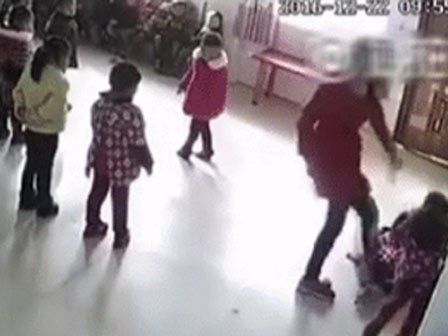 Không múa hát tập thể như các bạn, 2 bé học sinh mẫu giáo bị cô giáo đá tới tấp