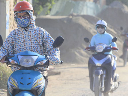 Nữ ninja thản nhiên đứng giữa đường lướt điện thoại, dòng đời qua lại chị chẳng bận tâm-2