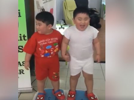 Cười ngất với clip 2 cậu bé