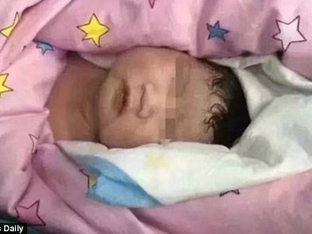 Đau khổ vì đứa con duy nhất qua đời, bà mẹ 64 tuổi vẫn quyết sinh con, bé trai nặng 3,7kg