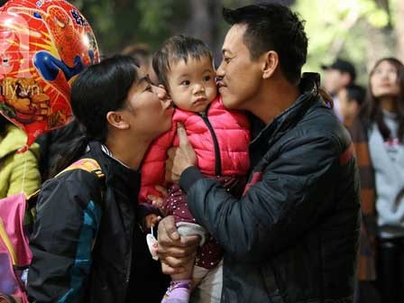 Những nụ hôn, cái ôm ấm áp và nụ cười hạnh phúc trong khoảnh khắc tiễn năm cũ, chào 2017