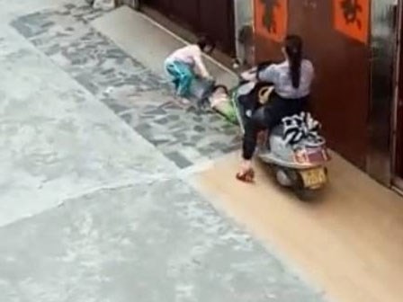Phẫn nộ: Người phụ nữ lái xe máy cố tình đâm lên người em bé đang nằm khóc dưới đất