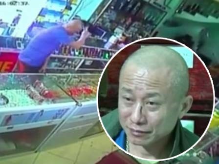 Truy đuổi chủ tiệm, tên cướp đập tủ kính vơ vét vàng