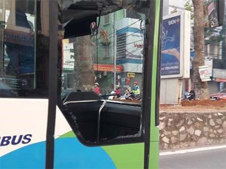 Taxi va chạm với buýt nhanh BRT khiến cửa kính bị vỡ tan